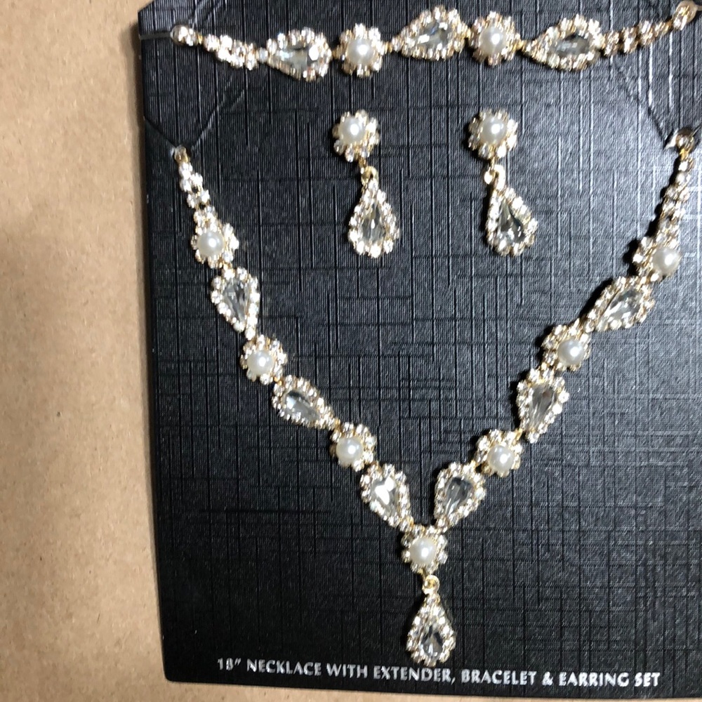 NEW, NECKLACE, BRACELET & EARRING SET